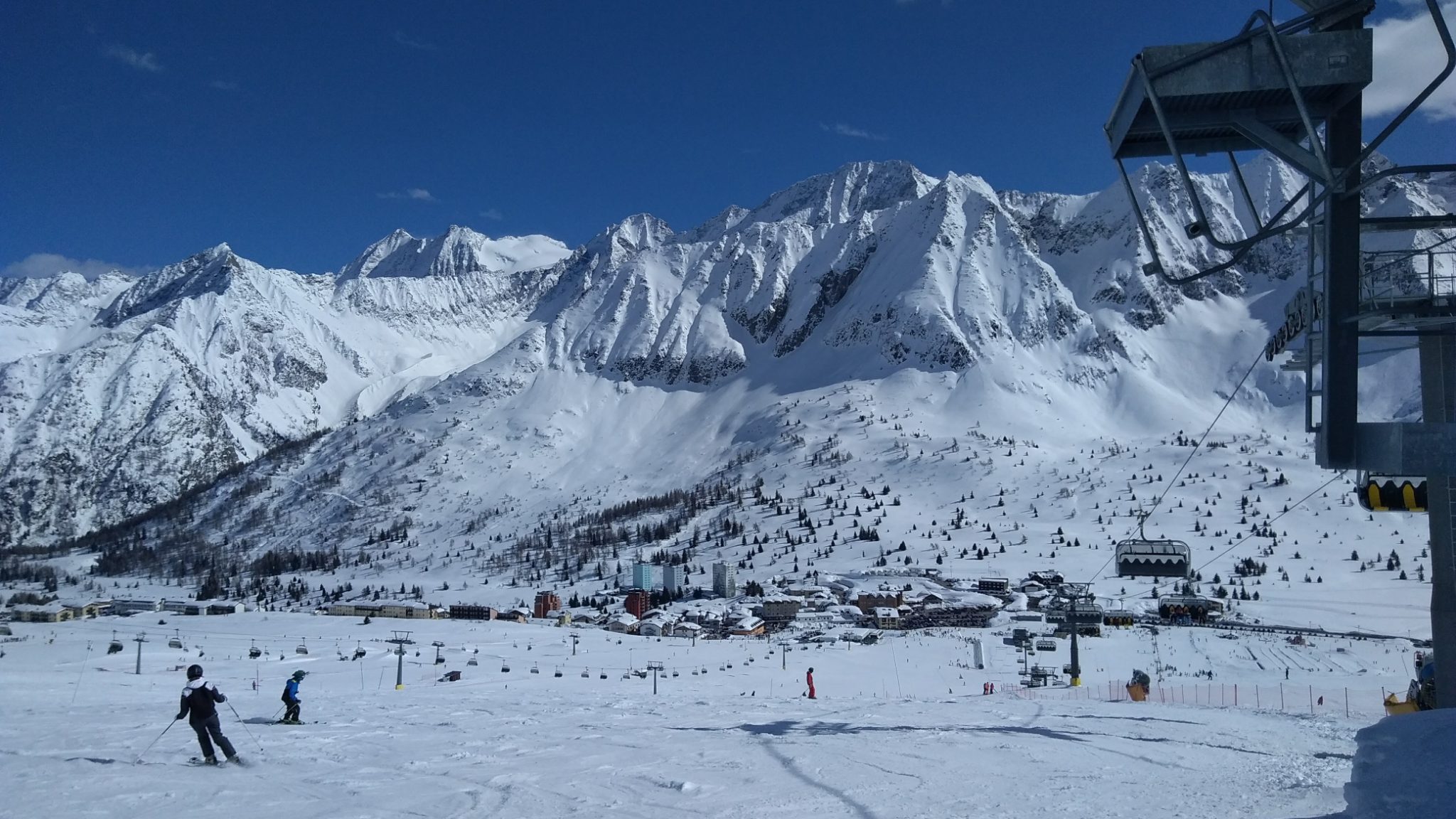l'edificio si trova nel fondovalle del Passo del Tonale