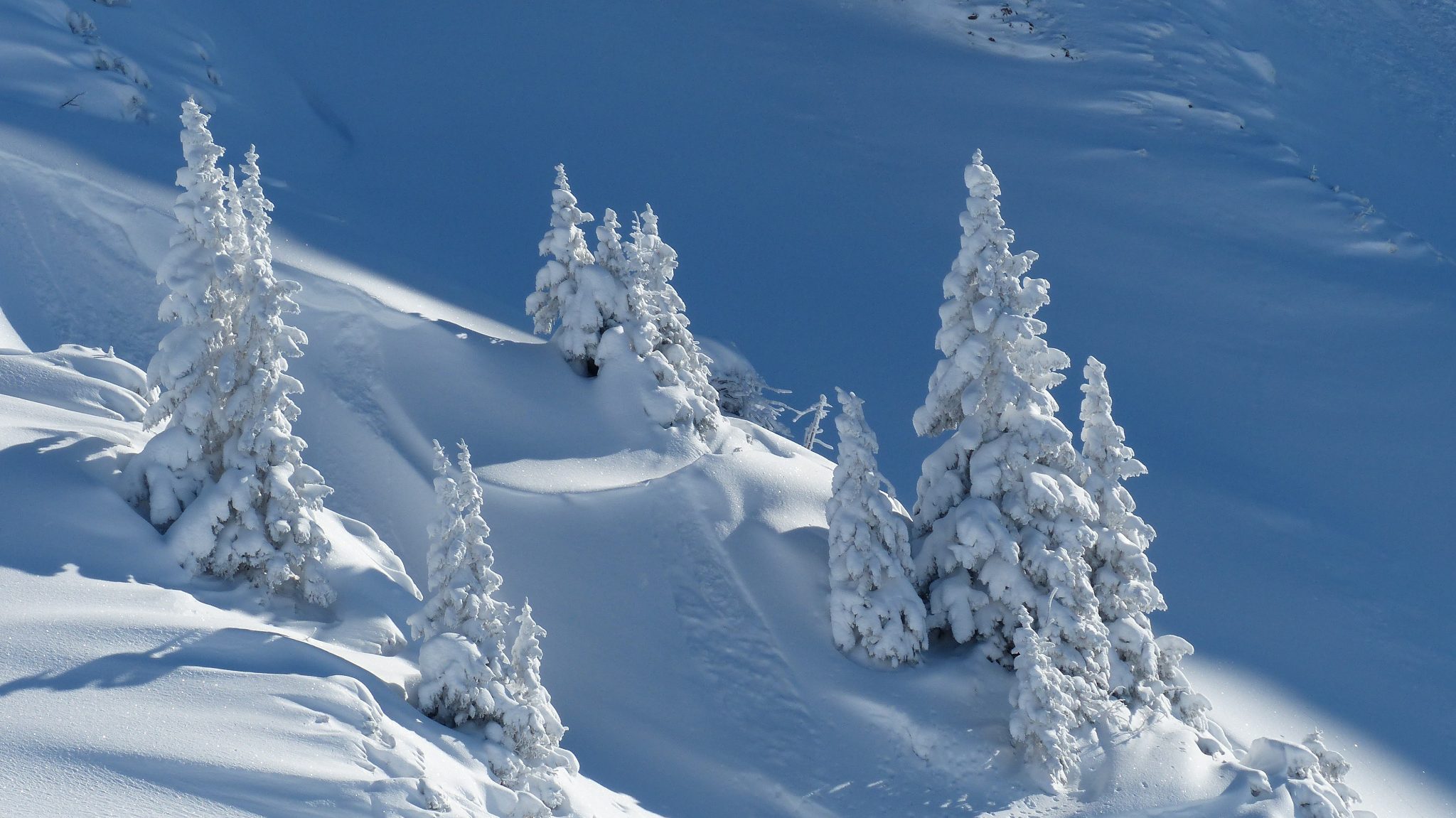 montagne con tanta neve